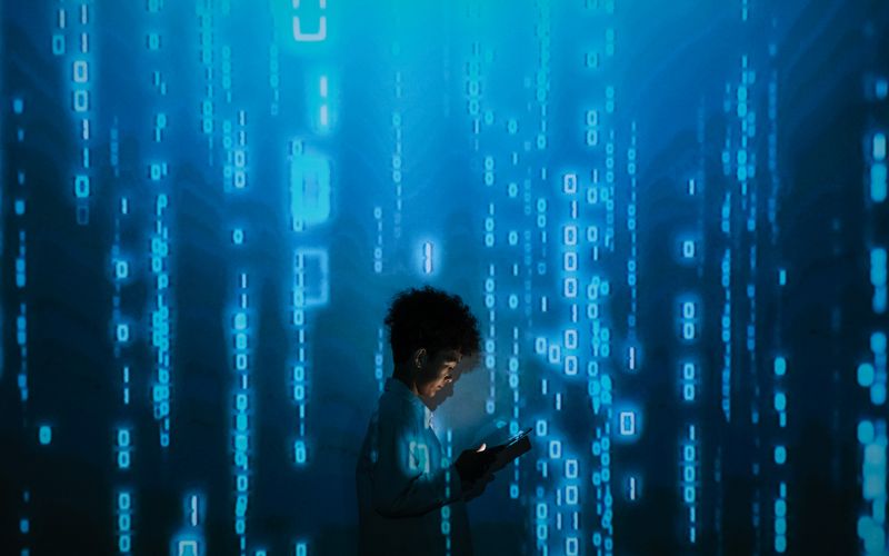 图为采访团了解当地企业提供的电力解决方案